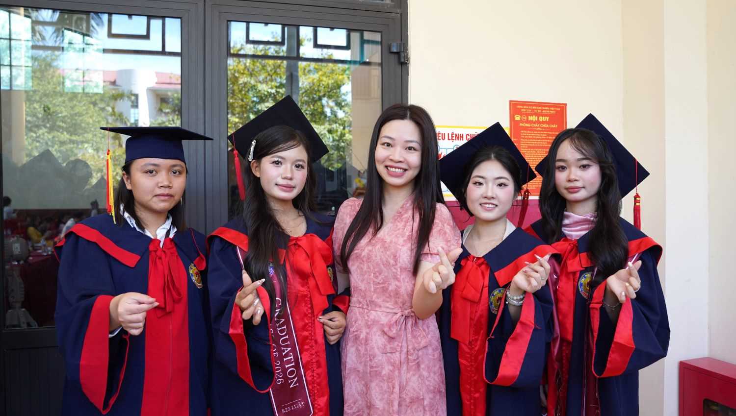 Những chia sẻ xúc động của các tân cử nhân, tân kỹ sư trong ngày tốt nghiệp tại Trường Đại học Hồng Đức